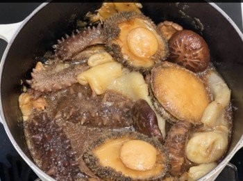 step4: 加入海參和花膠，煮滾後，合蓋小火煮20-30分鐘直至腍身，加入生粉水煮至醬汁濃稠，上碟