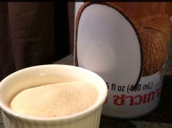 step3: 將魚膠粉倒入溫水中拌勻。然後再將椰汁和糖倒入鍋內微煮至溶解。