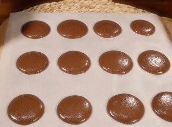 step4: 放入擠花袋擠出約3.5-4 公分大小的圓形。
然後把烤盤拿起再放下盡量把空氣排出。
↓
其效果請參考影片