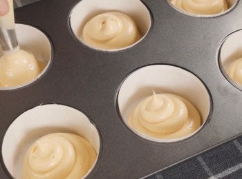 step5: 把麵糊倒進擠花袋中，再擠到杯子中。 
然後用湯匙把麵糊弄平。

預熱焗爐180度。
用180度焗15分鐘。