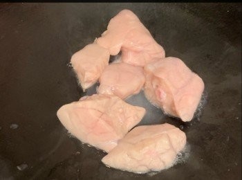 step3: 白鑊落豬肺，迫出水份(圖四)，重復至水份全出(圖五)