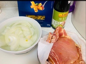 step1: 先煮滾水加適量嘅鹽，再落螺絲粉煮到啱自己嘅口感。倒出隔水。