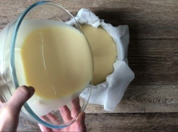 step5: 慢慢把麵糊倒入模具中, 倒至模具的8至9成滿