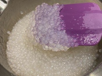 step4: 西米加入適量的沸水，煮約10分鐘(中途需攪伴)，熄火，加蓋焗約20分鐘。至西米呈透明；用水沖走西米上黏液，過冷河(時間充裕可冷藏一會)。