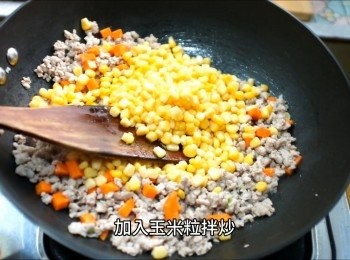 step5: 加入玉米粒拌炒