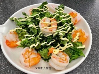 step4: 羽衣甘藍脆片伴上大蝦，再加入粉紅岩鹽和沙律醬，即完成。