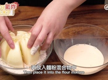 step4: 切好的洋蔥放入雞液中
均勻沾上蛋液
再放入麵粉混合物中
均勻沾上麵粉
Place the onion inside the egg mixture, full coat the onion, then place it into the flour mixture, thoroughly coat it.