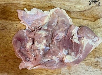 step1: 雞腿排洗淨瀝乾,在較厚的部位劃刀；