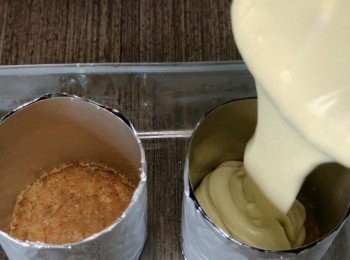 step6: 把抹茶慕斯倒入模中至六成滿，然後放入雪櫃冷藏1小時。