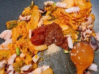 step5: 再加入茄醬、韓式辣醬和糖略炒。