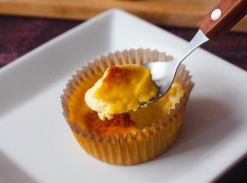 step4: 蛋奶液過篩一次，然後倒入到模具中
用水浴法焗180度30-35分鐘 
（直到蛋皮出現烤斑為止）