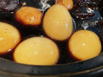 step15: 先取起薑再加入雞蛋，雞蛋滾上顏色