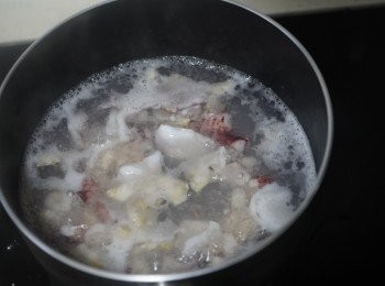 step1: 海鮮洗淨後放入滾水煮約30秒，取出瀝乾。留起125毫升海鮮水，放涼後放冰箱備用。中筋麵粉及粟粉過篩備用。