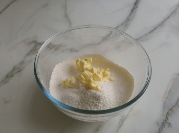 step3: 把預先切成細粒的牛油用蛋糕刮板與麵粉混合