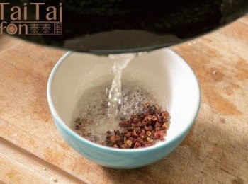 step1: 自製花椒油：
將植物油燒熱，沖入花椒即可，冷卻後可以濾除花椒，將花椒油放入密封罐保存，拌麵或拌青菜都很好用。