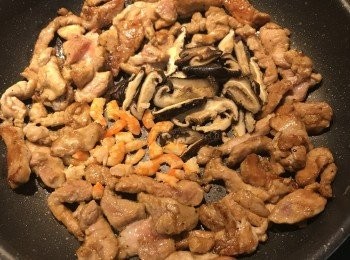 step3: 放入香菇、蝦米丁炒香；
