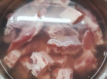 step2: 排骨放入已加入1大湯匙的鹽於水中浸約半小時（剔除雪味），之後抺乾備用。