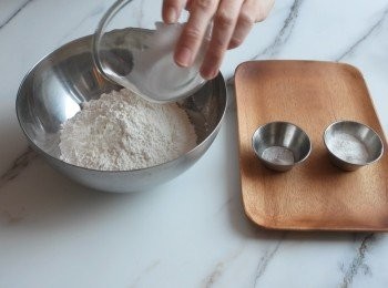 step1: 把低筋麵粉, 高筋麵粉 , 砂糖 , 泡打粉和少許鹽加進麵粉中, 用膠刮刀拌勻