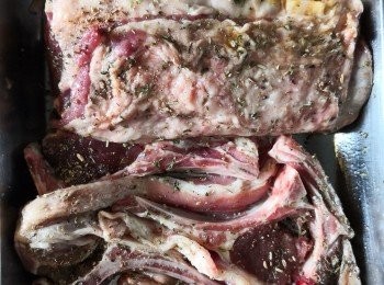 step1: 先將羊架解凍置室温用廚紙吸走血水後用义拮鬆肉的底面