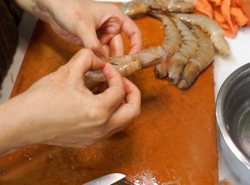 step2: 用小刀劏開蝦背，取腸，用廚紙印乾備用