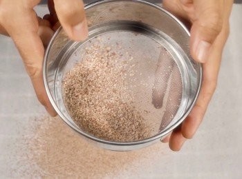 step1: 首先把所有粉類一起過篩
杏仁粉+糖粉+可可粉混合

*可以盡量過篩1-2次直到幼細。
如果多次過篩後還有剩大顆粒無法過篩，
可以直接丟掉。