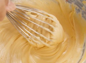 step4: 篩入麵粉和泡打粉攪拌均勻。