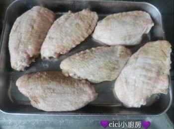 step1: <a href="https://bit.ly/3zHU5V3" target="_blank" data-keyword="雞翼" class="guide-link"><strong>雞翼</strong></a> <span style="display:inline-block;vertical-align:middle;margin-top:-3px;color:initial;border-radius:3px;padding:2px 3px;font-size:12px;line-height:14px;background:#87d300;color:#fff;">即買</span> 預先一晚放在雪櫃普通格解凍後洗淨後，抹乾水份，加入胡椒粉撈勻，備用。