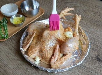 step5: 橄欖油並均勻地掃在皮上,並加上檸檬皮和迷迭香