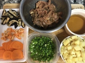 step1: 白米洗淨備用；乾香菇洗淨冷水泡軟，切條狀，並保留香菇水；蝦米洗淨冷水泡軟後，略切成丁；蔥洗淨切蔥花，紅蘿蔔切成略有厚度片狀；腰內肉切調後用醃料抓勻；筍切丁。