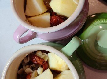 step2: 將所有材料(除冰糖外)放入燉盅內並注入適量熱水。