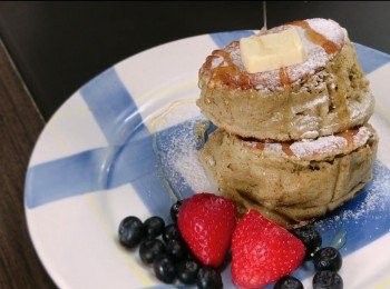 step6: 把班戟上碟，然後撒上糖霜，加上適量蜜糖和水果，例如藍梅、士多啤梨等。