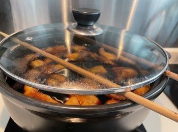 step6: 用筷子浪起鑊蓋，攤凍後蓋蓋，薑可浸兩三天，才煮豬腳，每天翻滾一次，兩三天後先處理豬手豬腳