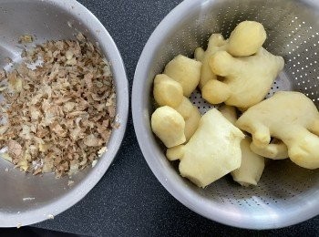 step2: 用羮匙或刀刮去薑皮，薑可切件。（薑皮留用）