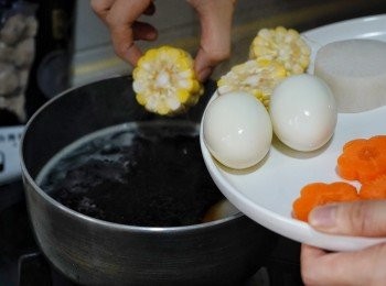 step4: 將所有<span class="group_1">食材</span>設成適合的形狀，蘿蔔的角落削掉，防止撞碎。