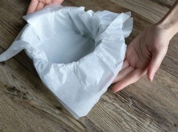step1: 先預備蛋糕模具: 把兩張牛油紙套入蛋糕模具中