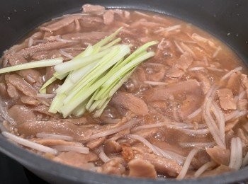 step6: 加入<span class="group_2">調味醬汁</span>同煮，<span class="group_2">調味醬汁</span>加熱後，慢慢加入<span class="group_3">茨汁</span>，埋茨後加入韭黃略炒