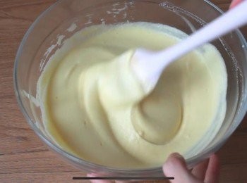 step5: 將¼打好的蛋白加入到蛋黃糊中小心翻拌直到混合

然後再將蛋黃糊倒入餘下的蛋白中繼續翻拌