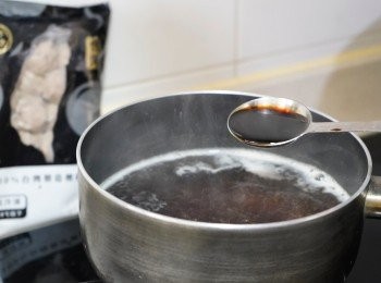 step3: 隔出柴魚碎，加入其餘的調味料。