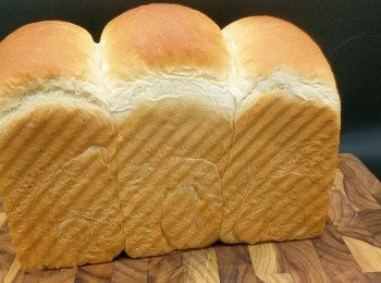 step1: 水加熱至60度，倒入麵粉裡揉成一個麵團。密封冷藏一晚。第二天拿出來回溫10分鐘，撕成小塊，加入其它材料(除了牛油)揉成厚膜。再加入牛油揉成手套膜。