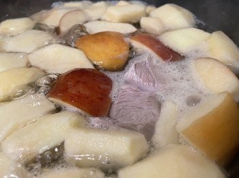 step1: 瘦肉先汆水，雪梨和蘋果去芯，南北杏浸一陣，蜜棗或椰棗沖洗備用