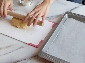 step7: 把麵團分成兩份,一份是原味,一份是提子味