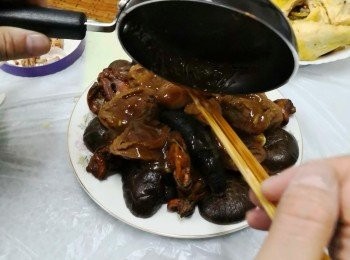 step4: 落鮑汁，蠔油炆10-15分鐘至收汁便可上桌享用