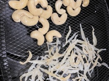 step3: 腰果沖洗乾淨後用廚紙索乾水份，腰果和銀魚仔加少許油和少許鹽撈混，用空氣炸鍋160度焗9分鐘，（需用防彈油蓋蓋住，防銀魚仔吹上發熱線。）沒有氣炸鍋可改油炸腰果和銀魚仔。