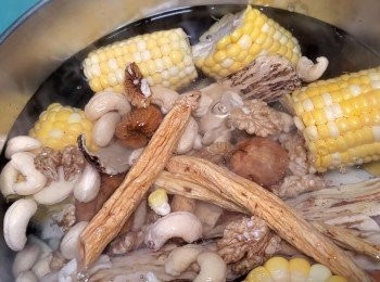 step2: 12碗水煲滾後把所有材料倒入煲中。 重新煲滾後以中大火煲半小時。 之後以慢火再煲2小時。