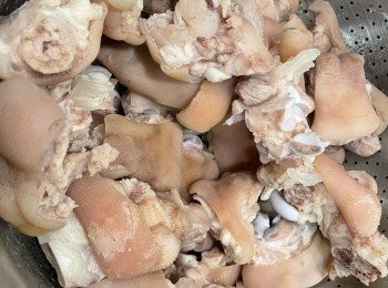 step9: 豬手豬腳瀝乾水份，如有豬毛可現在用鉗拔走