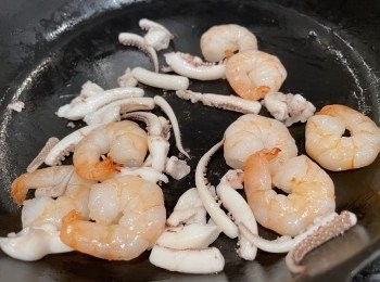 step6: 煎pan加熱30秒再加油，見煎pan 霧煙先落蝦略煎，再落魷魚鬚同煎，差不多熟透盛起