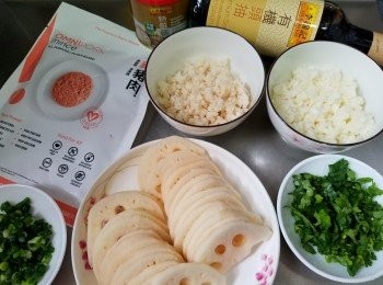 step2: 蓮藕去皮洗淨，切頭段及尾段取80克切幼粒、剩下的蓮藕切片、浸於清水中1分鐘撈起備用；馬蹄去皮洗淨切幼粒；蔥及芫荽處理後洗淨切粒