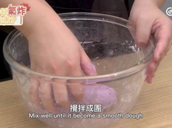 step5: 木薯粉、糯米粉、鹽各自加入紫薯、紫薯泥攪拌成團
Add glutinous rice flour, tapioca flour and salt into pumpkin paste and purple sweet potato paste separately. Mix well until it become a smooth dough.