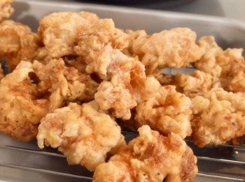 step3: 準備熱油
把雞肉炸至金黃。然後再翻炸。
總共炸兩次