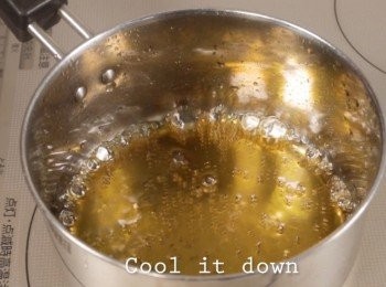 step1: 首先準備焦糖。
鍋子中加入糖和水。
用中火煮至沸騰。
當顏色轉至金黃咖啡色後，
把火關掉。

*過程中請不要攪拌或碰到鍋子。

火關掉後，馬上倒入熱水至鍋子中。
然後待放涼。